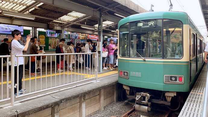 Tàu điện la phương tiện duy chuyển chủ yếu trong cuộc sống du học sinh Nhật Bản